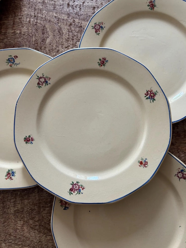 Set of 6 dessert plates and 1 vintage platter with cut sides decorated with small multicolored bouquets around the edge, St Amand.