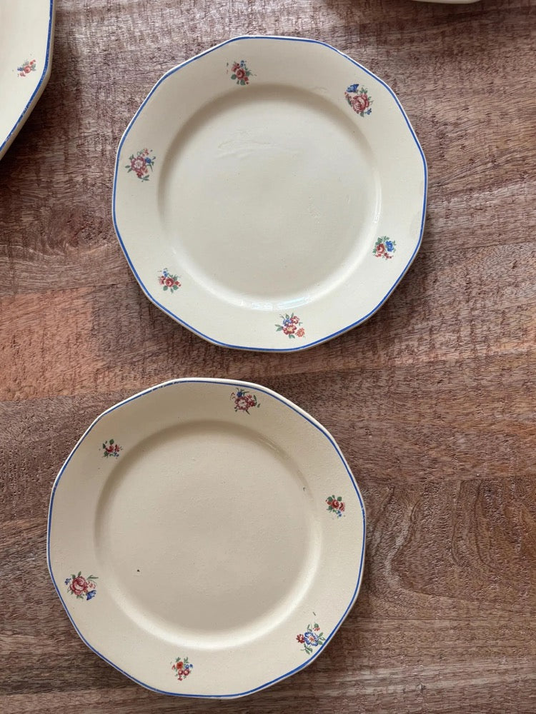 Set of 6 dessert plates and 1 vintage platter with cut sides decorated with small multicolored bouquets around the edge, St Amand.