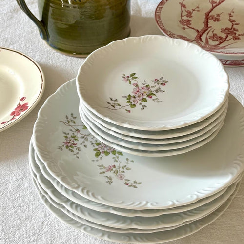 10 plates (5 dinner plates + 5 dessert or bread plates) in white porcelain with relief, pink floral decoration, Chartres porcelain
