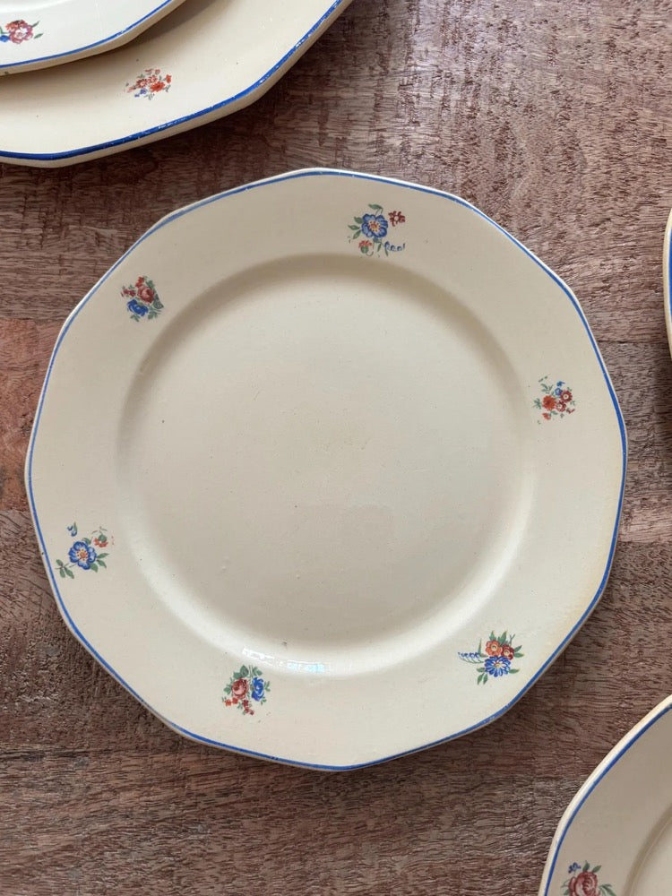Set of 6 dessert plates and 1 vintage platter with cut sides decorated with small multicolored bouquets around the edge, St Amand.