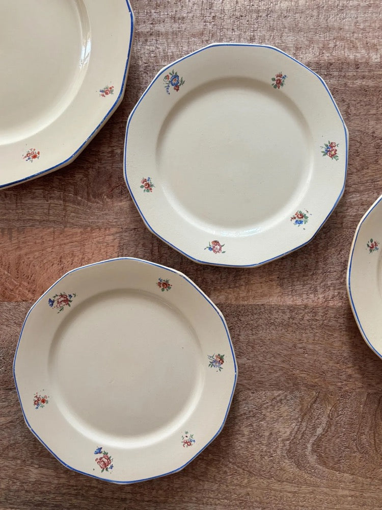 Set of 6 dessert plates and 1 vintage platter with cut sides decorated with small multicolored bouquets around the edge, St Amand.